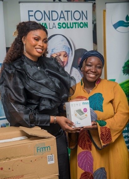 Solidarité sanitaire : 100 tensiomètres remis à la Fondation Maya La Solution