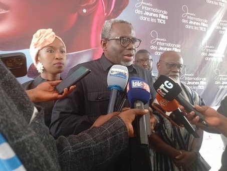 Journée internationale des jeunes filles : le ministre Mourana Soumah propulse les jeunes filles vers le futur numérique
